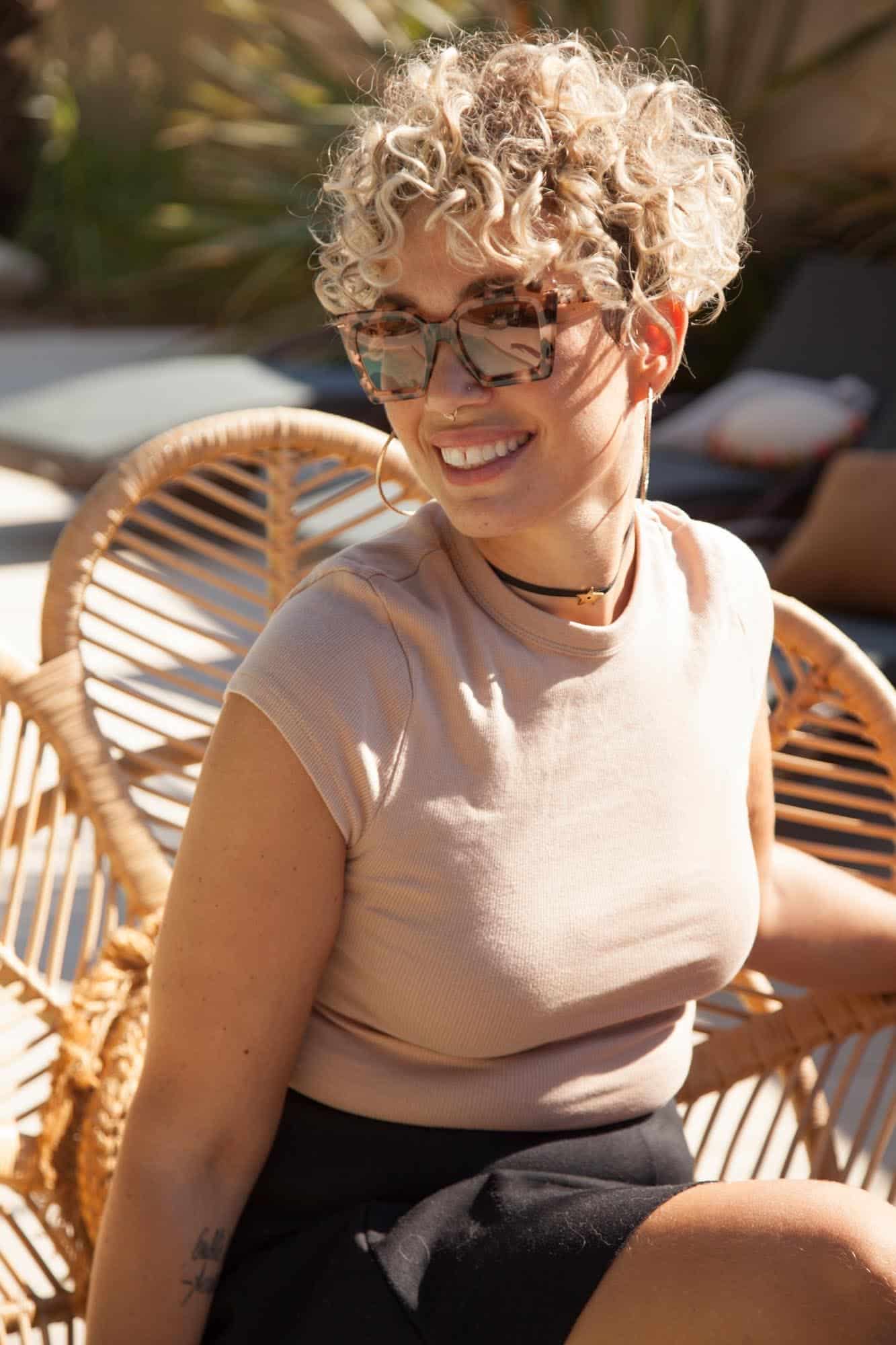 Lunette de soleil femme. Lunette de soleil marque LAYONN modèle GIUYA écailles roses. Lunettes de soleil organiques fabriquées en France. Lunette de soleil audacieuse.