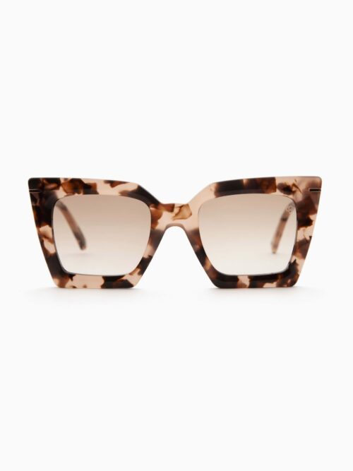 Lunette de soleil femme. Lunette de soleil marque LAYONN modèle GIUYA écailles roses. Lunettes de soleil organiques fabriquées en France. Lunette de soleil audacieuse.