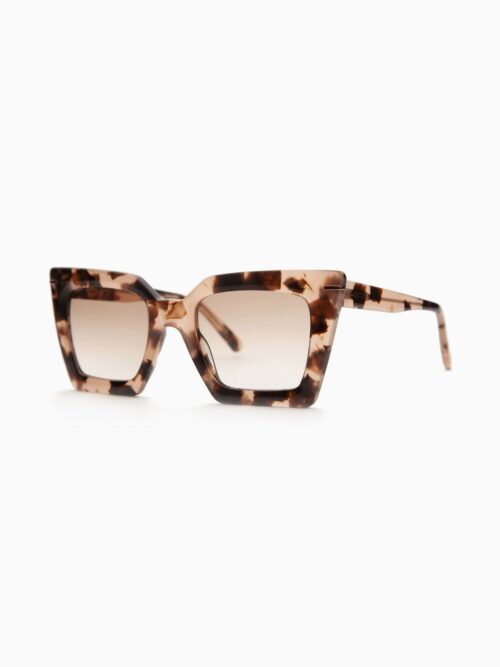 Lunette de soleil femme. Lunette de soleil marque LAYONN modèle GIUYA écailles roses. Lunettes de soleil organiques fabriquées en France. Lunette de soleil audacieuse.
