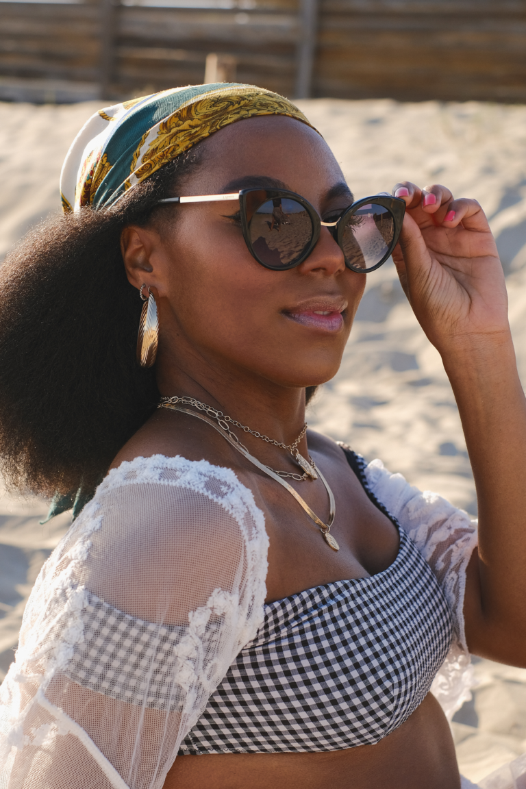 Belle femme afro avec Lunette de soleil layonn lunette intemporelles