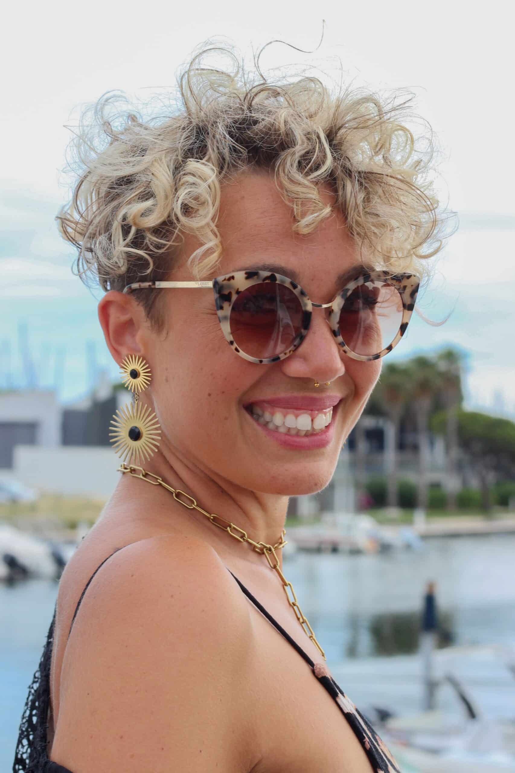 Lunette de soleil, jeune femme blonde, cheveux bouclés