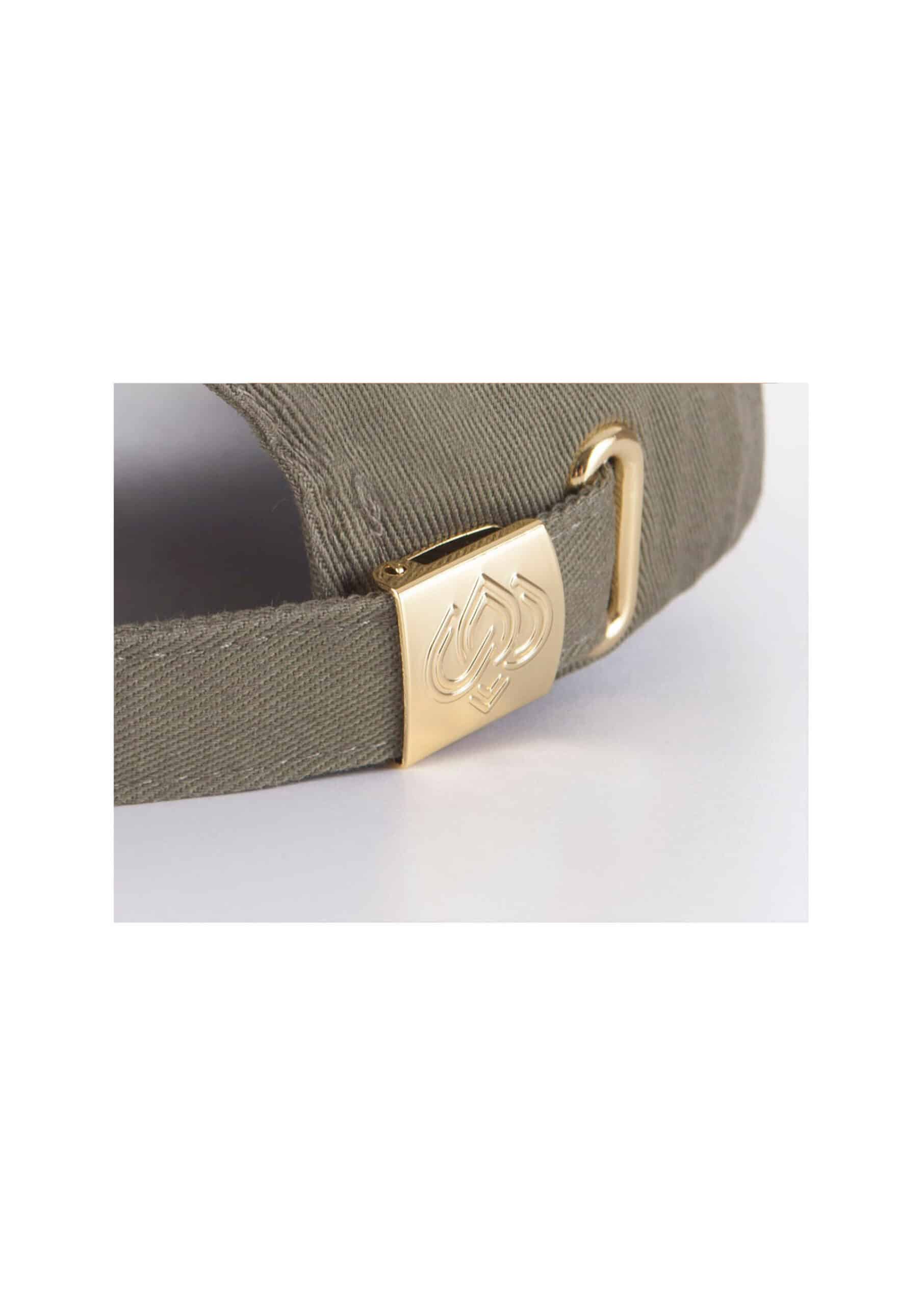 Casquette verte kaki avec logo doré. Casquette kaki et logo or. Casquette coton