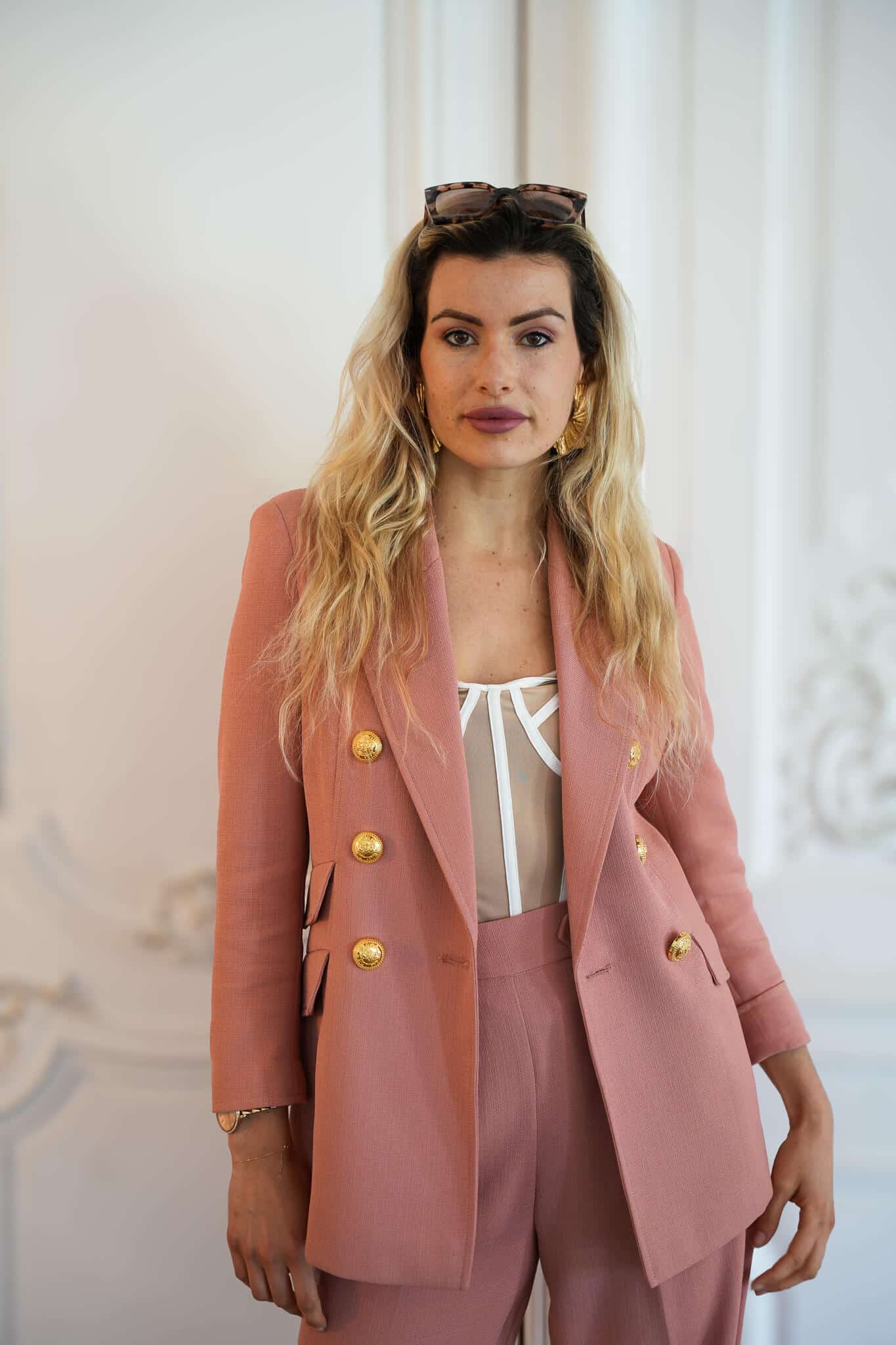 Blazer rose bouton dorés femme blonde layonn style