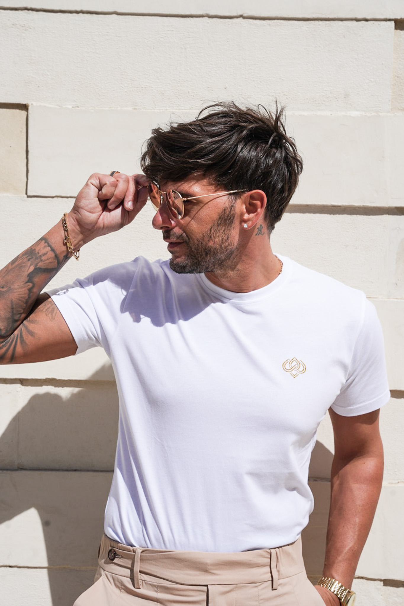 Tshirt blanc coton biologique logo brodé fil or farbriqué au portugal, marque française, tshirt mixte taille ajustée