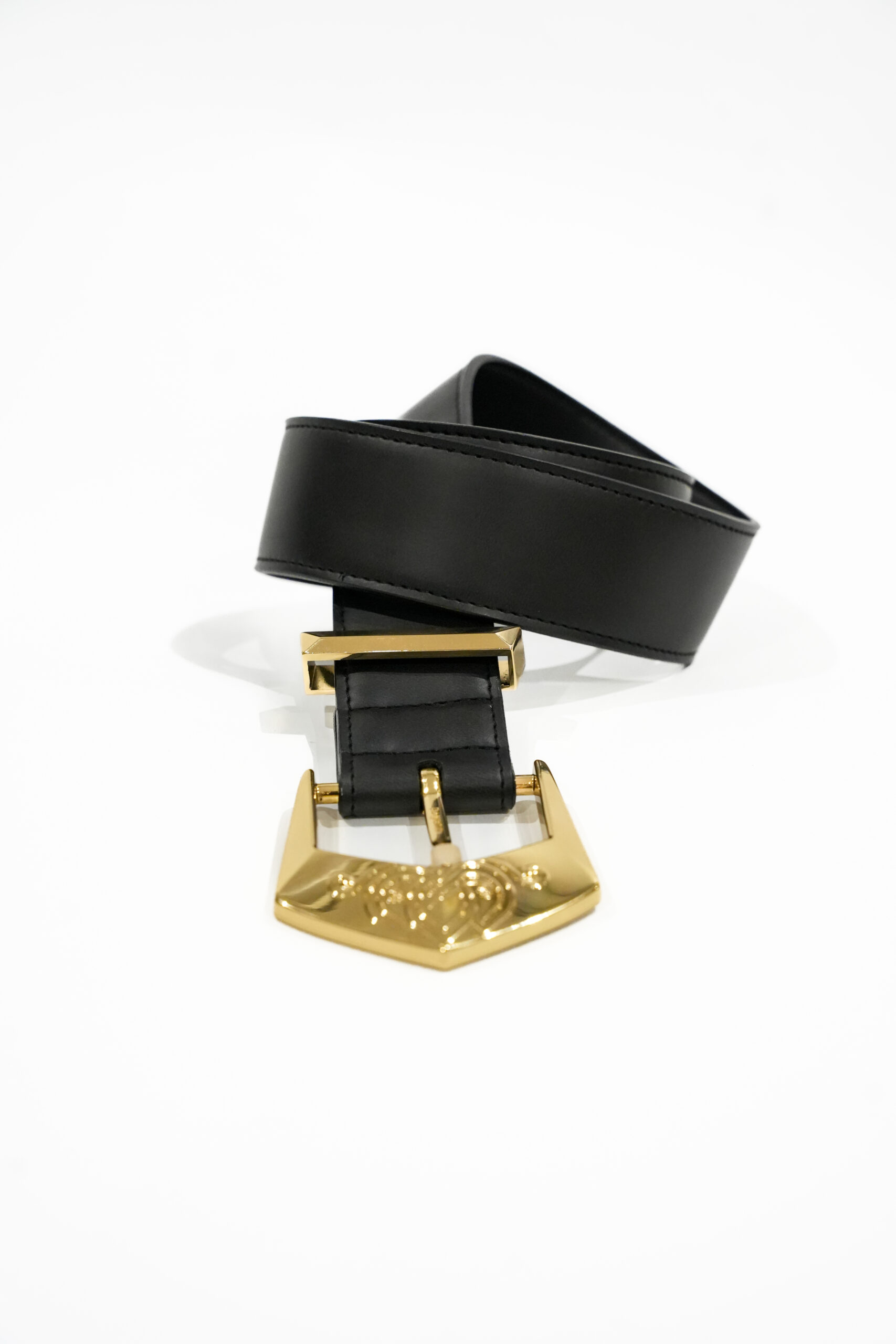 "Ceinture Layonn en cuir végétal avec boucle dorée gravée, fabriquée à la main en Normandie. Élégance artisanale et design intemporel pour sublimer toutes vos tenues."