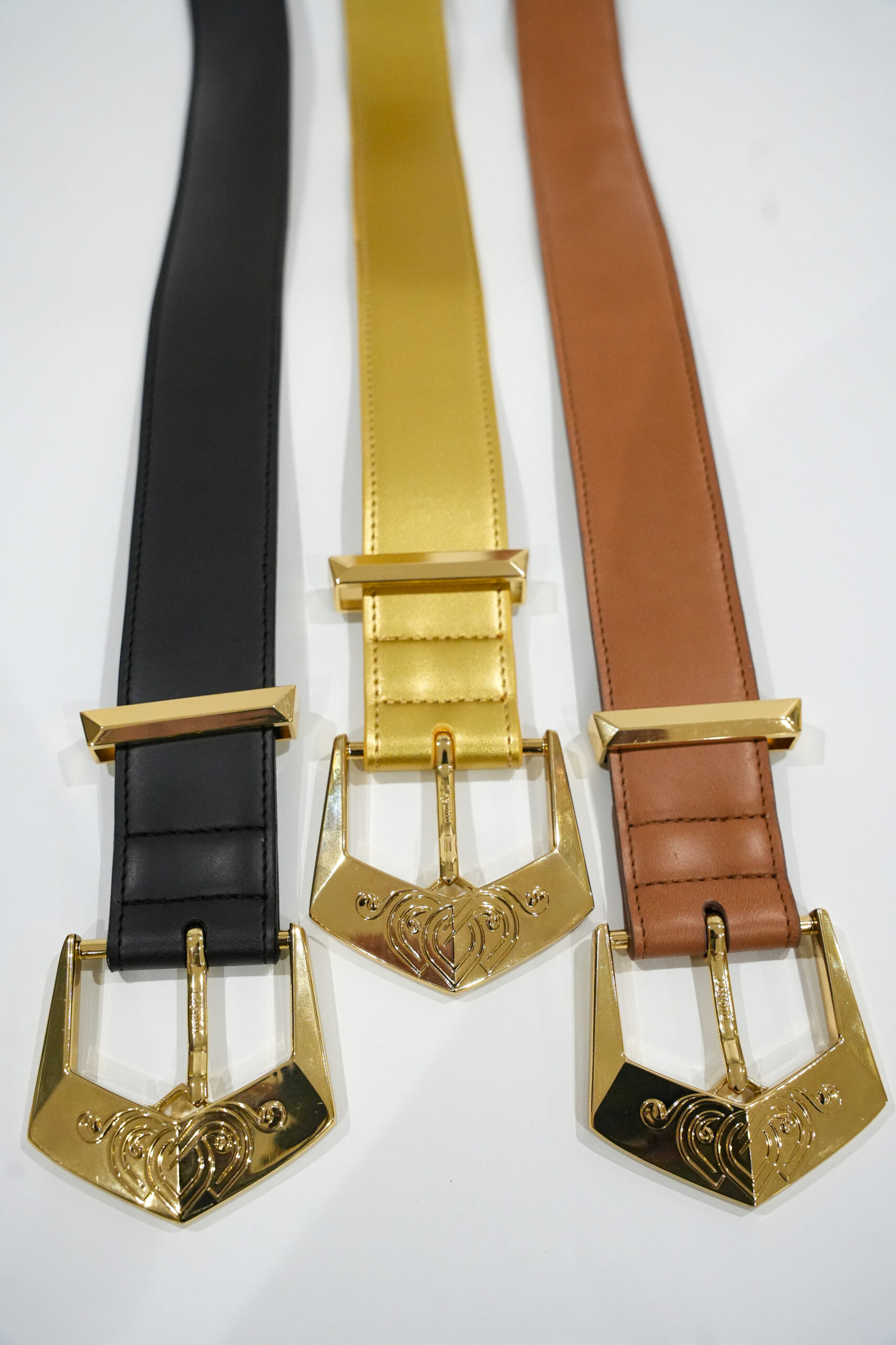 "Ceinture Layonn en cuir végétal avec boucle dorée gravée, fabriquée à la main en Normandie. Élégance artisanale et design intemporel pour sublimer toutes vos tenues."