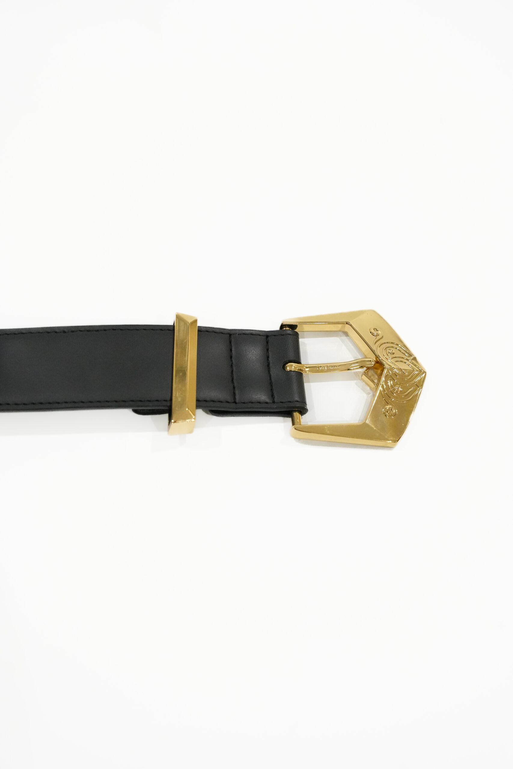 ceinture en cuir végétal, ceinture en cuir de pomme, ceinture noire boucle dorée