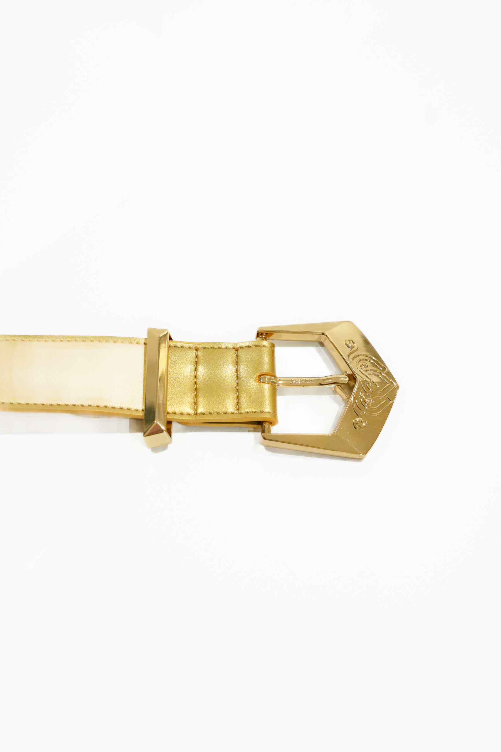 "Ceinture Layonn en cuir végétal avec boucle dorée gravée, fabriquée à la main en Normandie. Élégance artisanale et design intemporel pour sublimer toutes vos tenues."