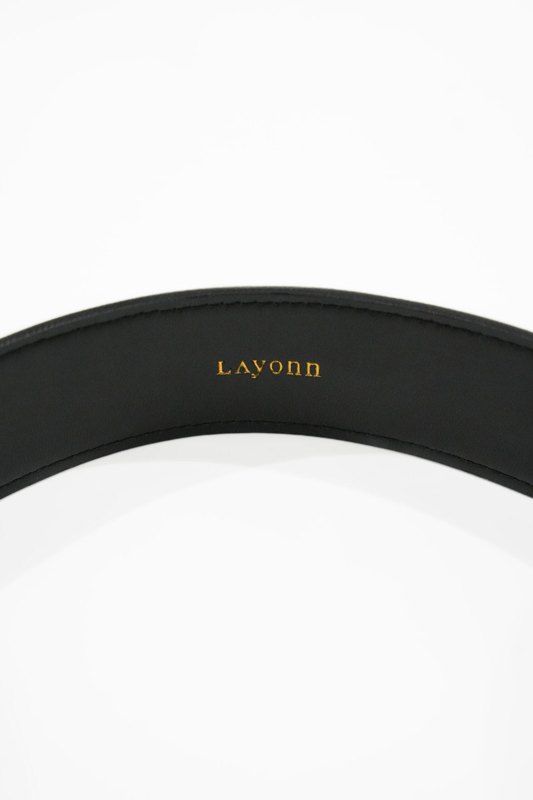 "Ceinture Layonn en cuir végétal avec boucle dorée gravée, fabriquée à la main en Normandie. Élégance artisanale et design intemporel pour sublimer toutes vos tenues."