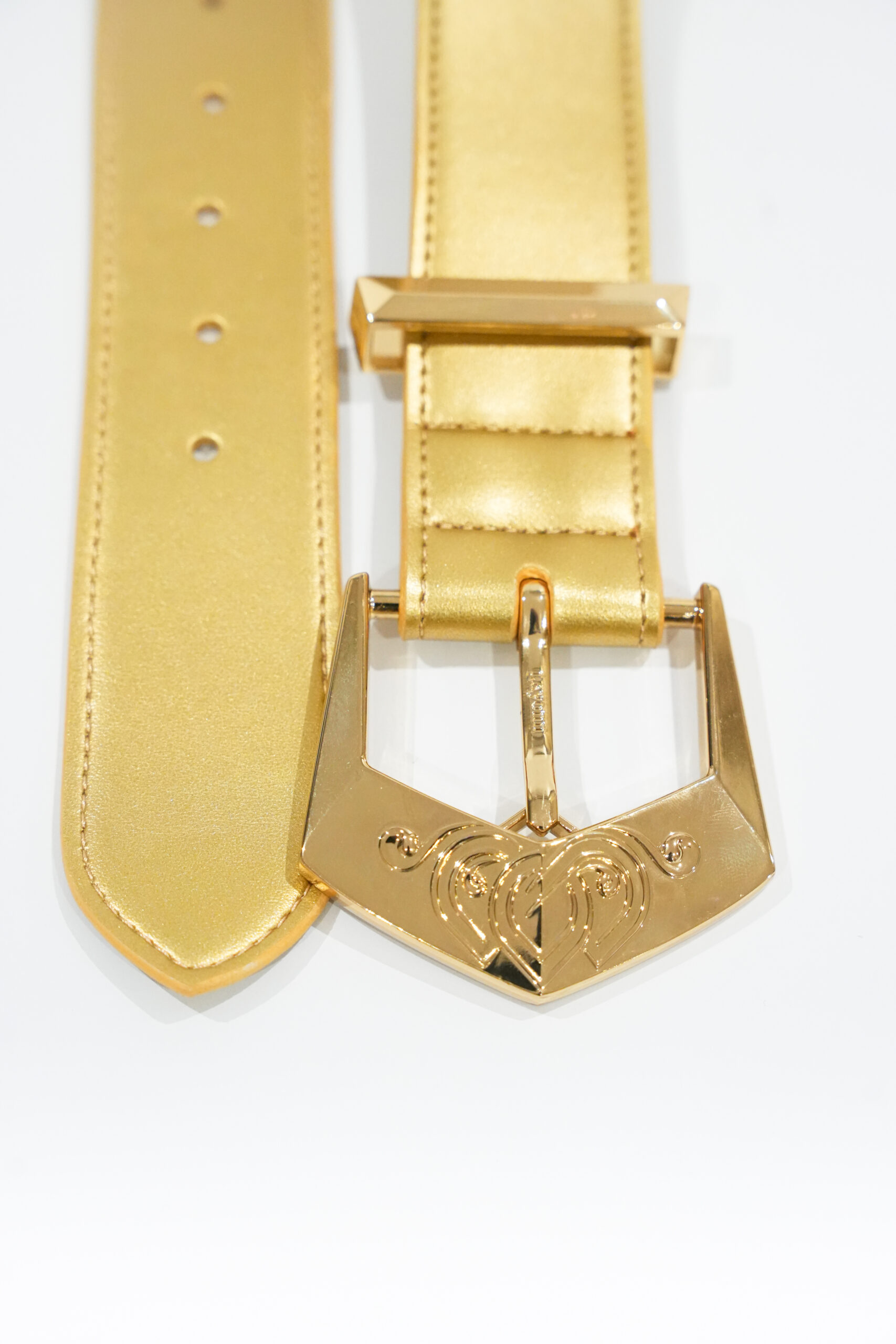 "Ceinture Layonn en cuir végétal avec boucle dorée gravée, fabriquée à la main en Normandie. Élégance artisanale et design intemporel pour sublimer toutes vos tenues."