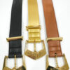 "Ceinture Layonn en cuir végétal avec boucle dorée gravée, fabriquée à la main en Normandie. Élégance artisanale et design intemporel pour sublimer toutes vos tenues."