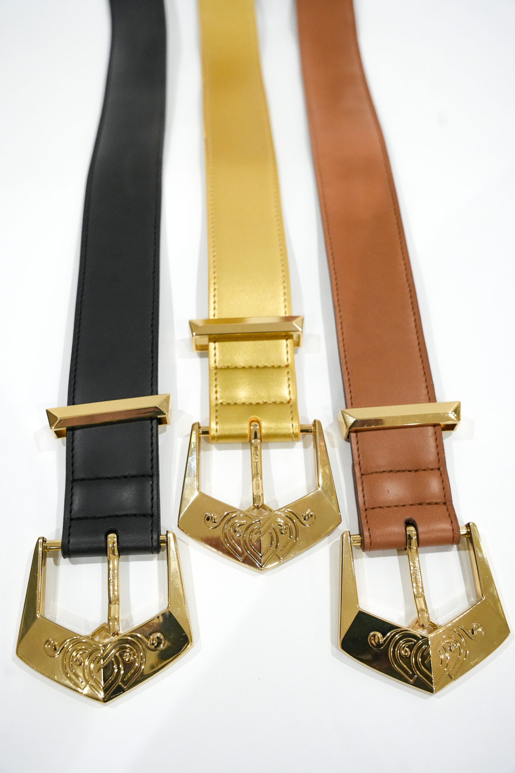 "Ceinture Layonn en cuir végétal avec boucle dorée gravée, fabriquée à la main en Normandie. Élégance artisanale et design intemporel pour sublimer toutes vos tenues."